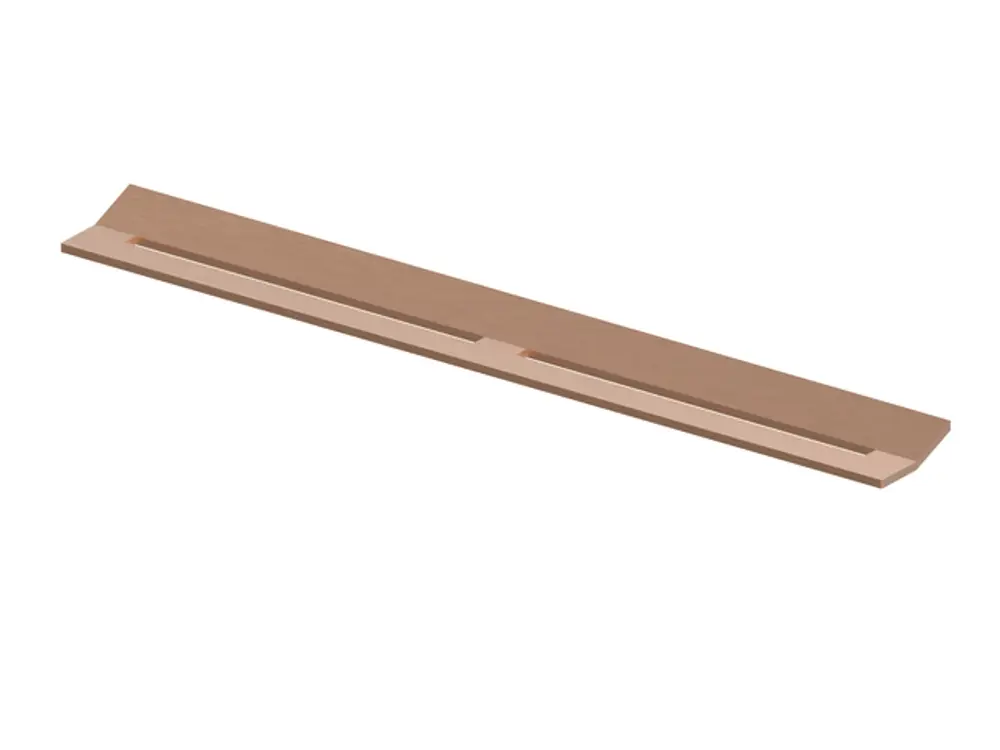 Langes, flaches Profil aus Edelstahl mit gebürsteter rotgoldener Oberfläche. TECE-Produkt, geeignet als Abdeckung für Entwässerungssysteme.